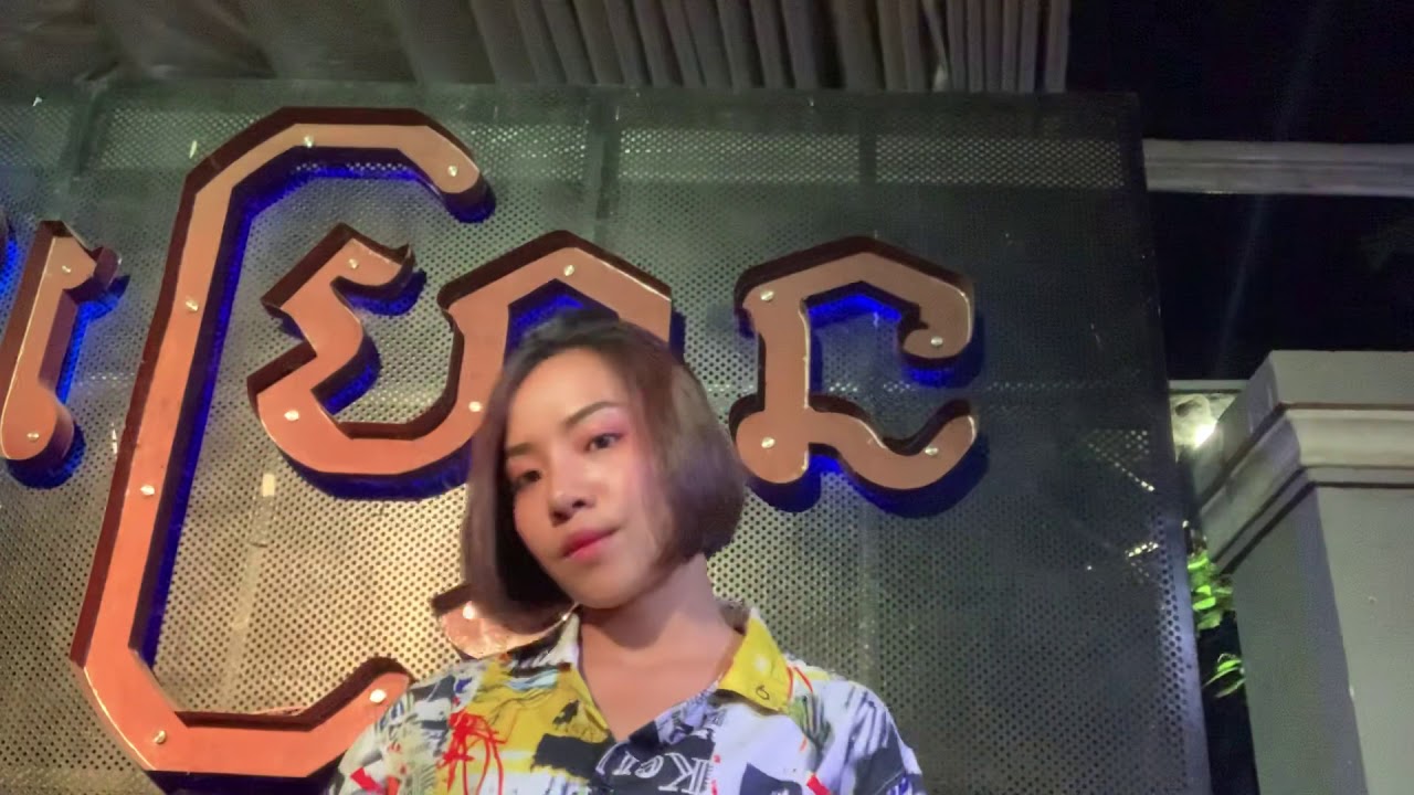 គេនោះជាស្រីកាប់ដាវ (Live Band)